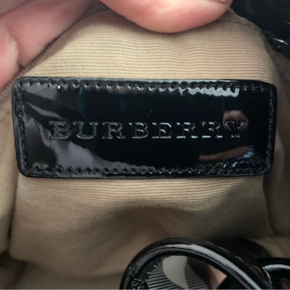 Luxurious Authentic Burberry Large Novacheck Tote - Picture 14 of 14